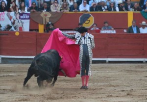 FOTOS: JUAN PONCE Roca Rey combinó su valor con un toreo de mano baja y largo trazo.