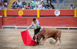 Luiggi Alva en un derechazo al de Hermanos Garzón