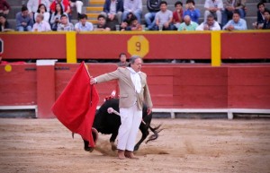 Pablo Gómez cambiando por la espalda al novillo de Santa Rosa