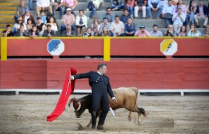 Enrique Sifuentes cambio por la espalda al novillo de Hermanos Garzón