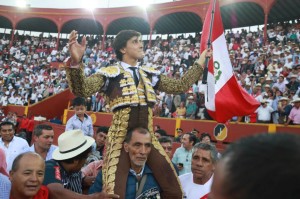 FOTO: JUAN PONCE VALENZUELA La emoción y el poderío que aportó Andrés Roca Rey en la quinta corrida hizo que el público lo aclamase a lo largo de sus faenas y al salir en hombros.