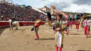 FOTOS: JUAN MEDRANO CHAVARRÍA - PERUTOROS En Macusani, Puno (a 4.315 m.sn.m.) más de 20.000 espectadores observan el paseíllo de la primera corrida de la Feria de la Inmaculada.