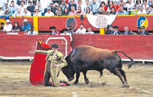 FOTOS: JUAN ONCE VALENZUELA Roca Rey, arrollador. Inició la faena al tercero de forma estremecedora; su valor, carisma y capacidad lidiadora explican por qué es un ídolo.