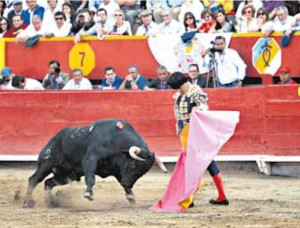 A pesar de no tener un buen lote, Manzanares toreó con arte.