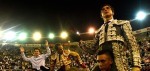 FOTO: PLAZA DE TOROS DE CALI Salida triunfal en hombros al cabo de la última corrida de la feria.