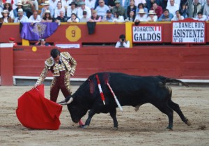 Joaquín Galdós toreando por derechazos en Acho, el 25 de noviembre de 2017