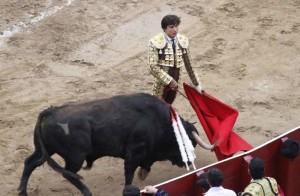 FOTO: PLAZA DE TOROS DE CALI Andrés Roca Rey, pase del desprecio al toro de Rincón; lidió dos de las seis corridas de Cali, pero los toros del 29 no se prestaron para el lucimiento.