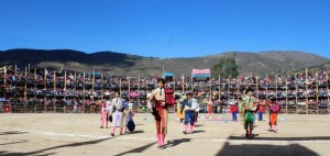 FOTO: JUAN MEDRANO CHAVARRÍA La espectacular y muy peculiar plaza Sevilla, en Celendín, construida cada año con palos, reunió a más de doce mil personas, que agolpadas en sus palcos de cuatro pisos aclamaron a Andrés Roca Rey desde el paseíllo hasta el final.