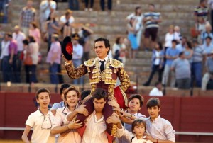 FOTO: JOËL BURAVAND Galdós en hombros en Sevilla, el 22 de mayo de 2016, tras cortar una oreja en cada novillo y negarle el presidente la segunda oreja de su último astado, impidiéndole salir por la Puerta del Príncipe.