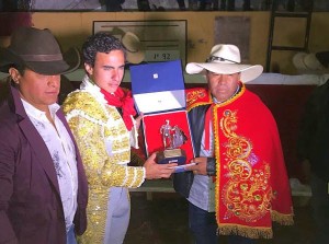 FOTO: PERUTOROS Joaquín Galdós recibe el trofeo como triunfador de la feria de Viraco, en la sierra de Arequipa, al sur del Perú.