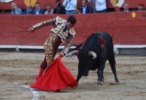 Trincherazo de Joaquín Galdós en Acho "sobre el lomo del toro" como él dice.