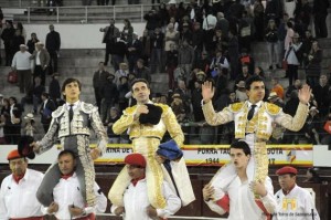 FOTO: CULTORO Bogotá, 28 de enero de 2018: Enrique Ponce, Andrés Roca Rey y Juan de Castilla, en hombros.