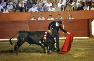 FOTO: WILLIAM CANALES Galdós mostró su notable toreo al natural en Asia; gusto, sentimiento y abandono ante el toro, que emocionó a los aficionados.