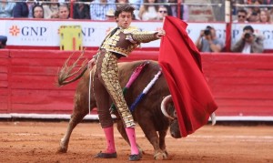 FOTO: PLAZA MÉXICO Triunfo esquivo: Andrés Roca Rey el pasado 21 de enero en la Plaza México; pudo cortar dos orejas, pero erró los terrenos y pinchó al segundo.