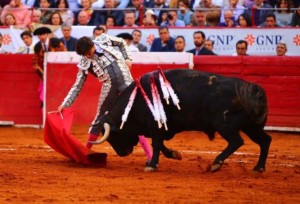 FOTO: PLAZA MÉXICO Roca Rey, el 5 de febrero en la Plaza México; hizo todo lo que pudo y expuso mucho, pero los toros, sin raza, le impidieron triunfar.