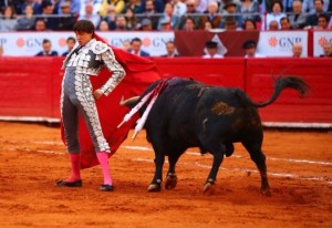 FOTO: PLAZA MÉXICO Roca Rey cambiando por la espalda al cuarto toro.