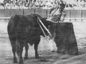 FOTO: ARCHIVO BNE Belmonte citando, cruzado, para torear al natural.