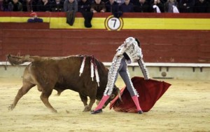 FOTO: JOËL BURAVAND Buen derechazo de Andrés, ayer en Castellón.