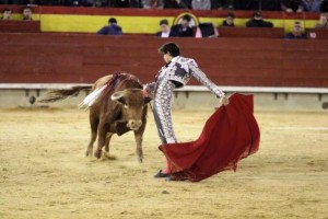 FOTO: JOËL BURAVAND Andrés Roca Rey, ayer en Castellón, exponiendo muchísimo para lograr cortar orejas, triunfar y salir en hombros con Ponce.