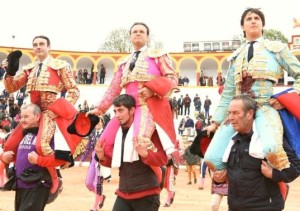 FOTO: PLAZA DE OLIVENZA Roca Rey inició su temporada y salió en hombros, con Ponce y Ferrera.