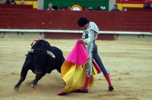 FOTO: JOËL BURAVAND Verónica de Roca Rey, ayer en Castellón, a su primer toro.