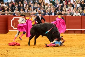 Secuencia de la fuerte voltereta que sufrió Manzanares en el segundo de la tarde.