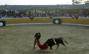 FOTOS. PABLO JAVIER GÓMEZ DEBARBIERI Manuel Escribano con el tercero de la tarde.