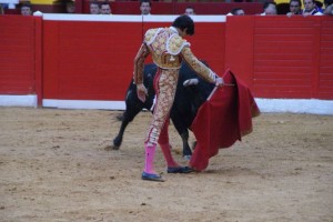 FOTO: LUIS MIGUEL BLÁZQUEZ - CULTORO Derechazo de Andrés Roca Rey al sexto toro, al que cortó las orejas y el rabo.