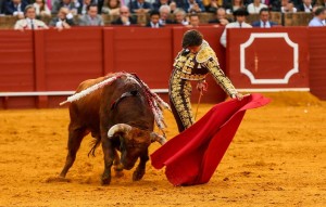 FOTOS: SARA DE LA FUENTE, CULTORO Andrés Roca Rey toreó por ambos lados con hondura y temple ayer en Sevilla, en la corrida del Domingo de Resurrección.