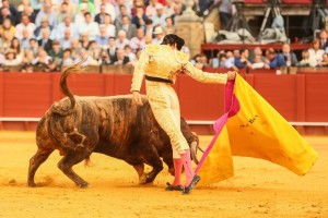 FOTO: SARA DE LA FUENTE - CULTORO Andrés Roca Rey en Sevilla, el jueves 19; la larga semicircular que abrochó las gaoneras fue soberbia, pero el toro, sin raza, duró muy poco.