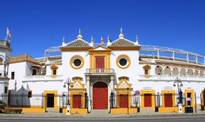 FOTO: MAESTRANZA - PAGÉS Bella y armónica; pocas plazas poseen una arquitectura como la de la Real Maestranza de Sevilla, donde ayer se inauguró la Feria de Abril.