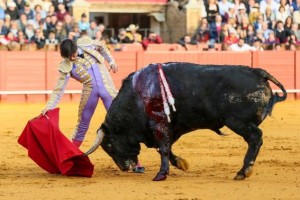 FOTO: SARA DE LA FUENTE - CULTORO Andrés Roca Rey hizo lo posible por torear con hondura al tercero (bis), pero el astado se rajó muy pronto; perdió la oreja por la espada.