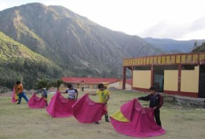 FOTOS: RONALDO JIMÉNEZ Los niños, a su paso por las escuelas taurinas, como esta de Apurímac, no solo aprenden a torear; también, valores, modales y ética.