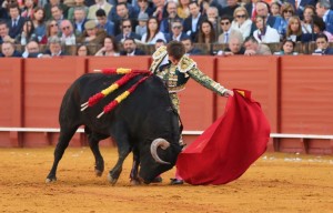 FOTO: SARA DE LA FUENTE - CULTORO Cómo metía la cara Orgullito, de Garcigrande, en la muleta de El Juli.