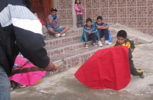 En las provincias del Perú, los niños sueñan con llegar a ser toreros.