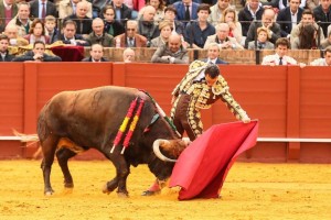 FOTO: SARA DE LA FUENTE - CULTORO Moral cuajó una faena al natural y cortó la primera oreja de la feria.