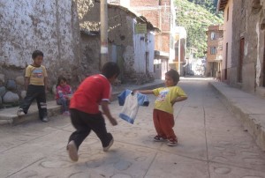 Niños jugando al toro en las provincias andinas del Perú.