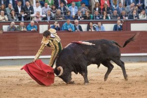 FOTOS: LUIS SÁNCHEZ OLMEDO - CULTORO El miércoles 23, en Madrid, Roca Rey, con valor y voluntad, fue capaz de cambiar el curso de una mala corrida y cortó una oreja muy valiosa.