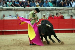 FOTOS: JOËL BURAVAND Media verónica de Roca Rey, ayer en Nimes, donde cortó una oreja.