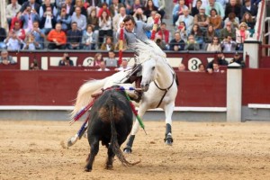 FOTO: SARA DE LA FUENTE - CULTORO Diego Ventura, el sábado en Madrid; el rejoneo es espectacular, pero lidiar toros despuntados permite licencias de otra forma imposibles.