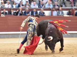 FOTO: CULTORO Joaquín Galdós triunfó en Torrejón el sábado, y ayer en Madrid dejó pinceladas de mucha calidad en el único que toro que medio sirvió.
