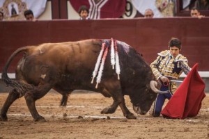 FOTO: PLAZA 1 Tras la cogida, herido, Castella protagonizó una gesta heroica.