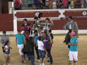 FOTO: CULTORO Roca Rey en hombros ayer en Torrejón, y el sábado en Plasencia.