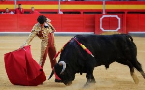 FOTOS: LANCES DE FUTURO Galdós triunfó en Granada con dos faenas de muy distinto tipo.