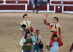 FOTO: JOËL BURAVAND Galdós y Caballero salieron en hombros en Torrejón