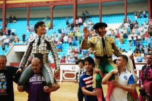 Morante y Andrés Roca Rey en hombros, en león