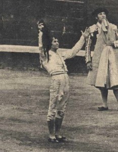 FOTO: EL RUEDO Palomo Linares con el rabo de Cigarrero en Las Ventas, 22 de mayo de 1972