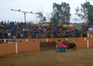 Paco Céspedes lanceando al último de la tarde, en La Esperanza.