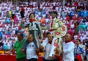 Dos ídolos en Pamplona: el veterano pirata y el joven peruano.