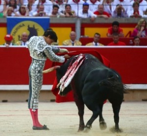 Preciso instante en el que Roca Rey es cogido, recibiendo al toro por estatuarios; a pesar de semejante varetazo, siguió toreando; cojaba ligeramente, pero no hizo ningún aspaviento de dolor.